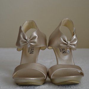 Van Van Size 5 Light Gold